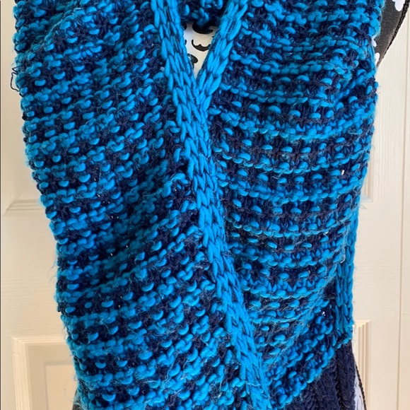 Kensie Women's Chunky Knit Fringe Scarf - Picture 4 of 8